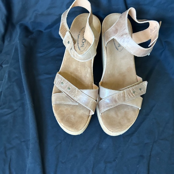 Tan never worn Taos wedge sandals - Picture 3 of 4
